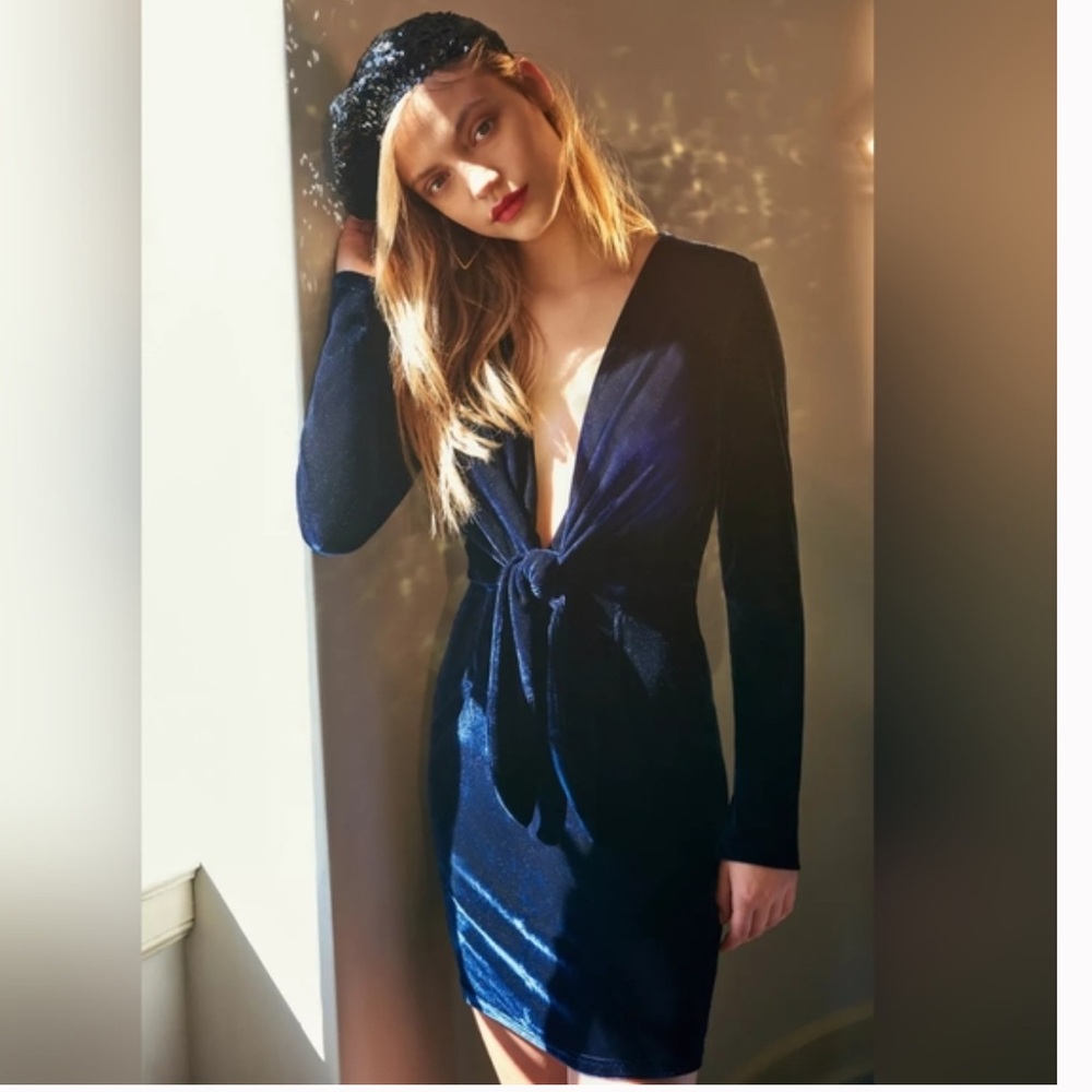 NWT Minkpink plunging blue velvet dress Size Small